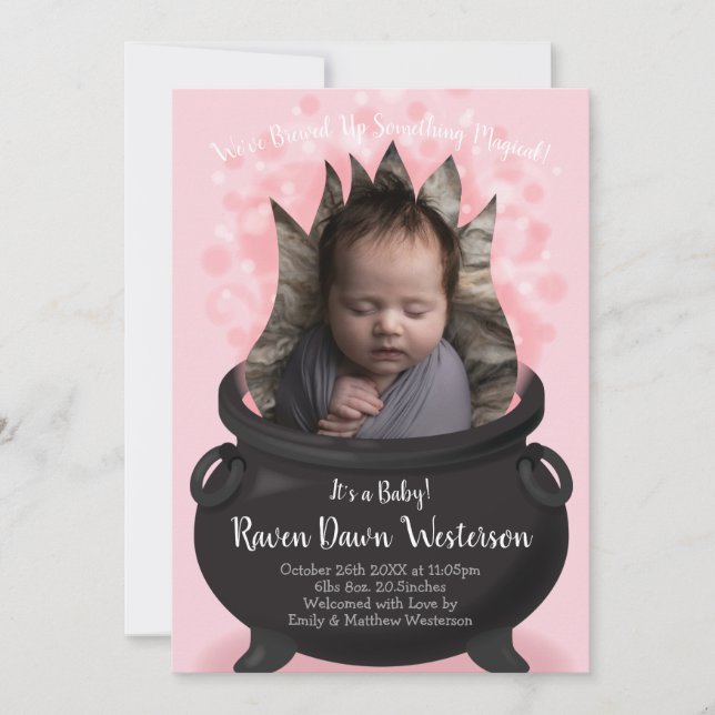 Baby är Brewing Witch Birth Rosa Girl Inbjudningar (Framsida)