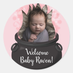 Baby är Brewing Witch Birth Rosa Girl Runt Klistermärke