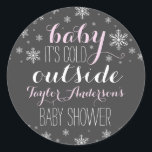 Baby är det Kallet utanför - Barnskårens fästmärke Runt Klistermärke<br><div class="desc">Matchande produkter i Lilla Bayleigh-affären! Finns även i Blue!</div>