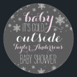 Baby är det Kallet utanför - Barnskårens fästmärke Runt Klistermärke<br><div class="desc">Matchande produkter i Lilla Bayleigh-affären! Finns även i Blue!</div>