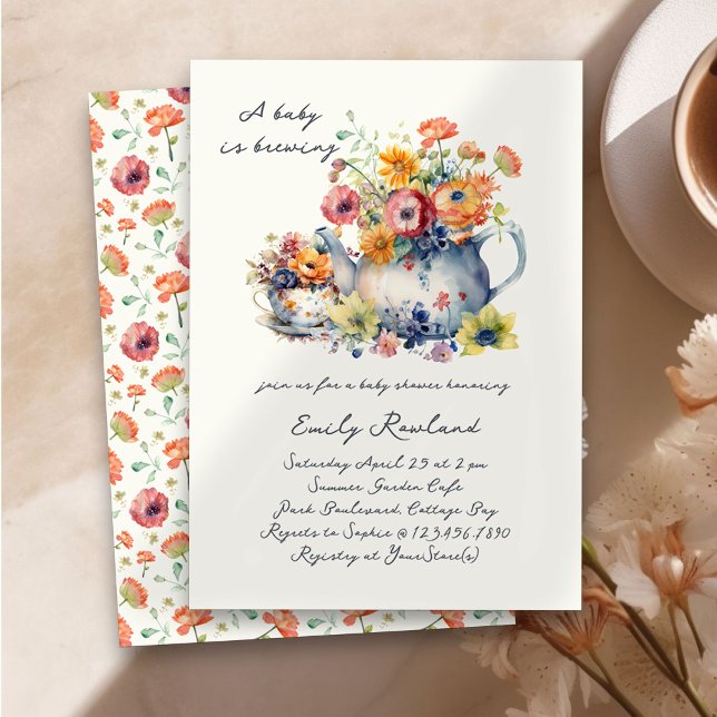 Baby är en babyåda för Blommigt-Tekanna för  Inbjudningar (Baby is Brewing Baby Shower Invitation with Teapot, Teacup and country flowers)