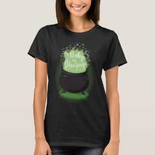 Baby är ett brungande Witch Shower Halloween Cauld T Shirt