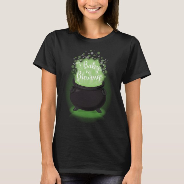 Baby är ett brungande Witch Shower Halloween Cauld T Shirt (Framsida)