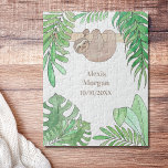 Baby Birth Notification Cute Sloth Jungle Löv Pussel<br><div class="desc">Ett sött och sött sätt att tillkännage baby födelse. Den här pusslet är dekorerad med vattenfärgsdjungelns löv och en leende baby-slav. Ursprunglig vattenfärg © Michele Davies.</div>