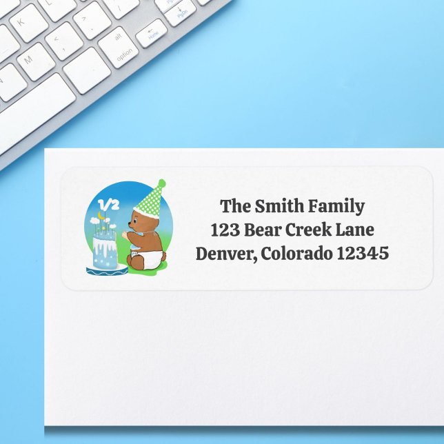 Baby-björn i lycklig, halv födelsedag med kummel returadress etikett (Skapare uppladdad)