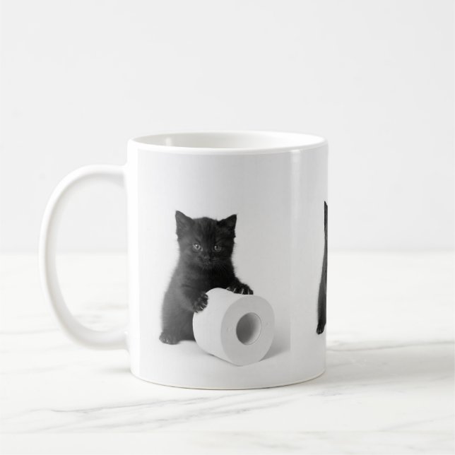 Baby Black Kitten Guarding Toilet Paper Roll On Kaffemugg (Vänster)