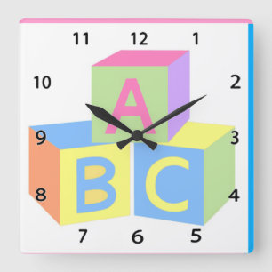 Baby blockerar väggklocka
