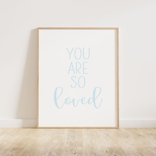 Baby blue du är så älskad poster (You Are So Loved typography quote print in light pale baby blue.)
