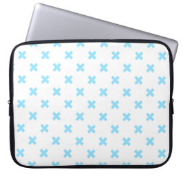 Baby blue kor stygn på vitt laptop fodral