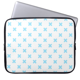 Baby blue kor stygn på vitt laptop fodral