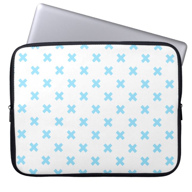 Baby blue kor stygn på vitt laptop fodral (Framsidan)