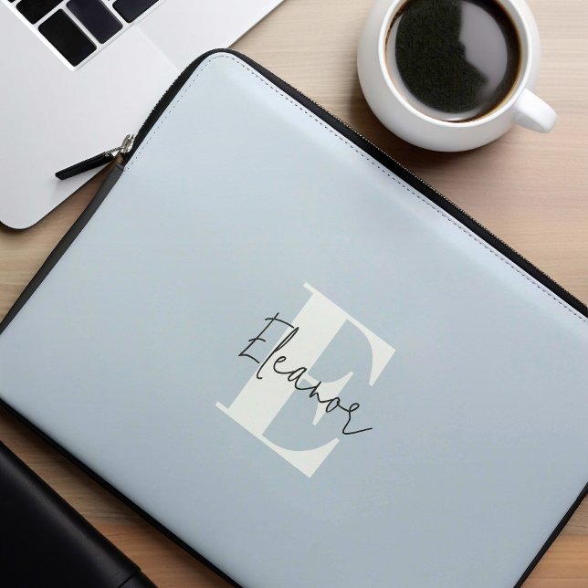 Baby blue, modern, minimalistisk monogrammad laptop fodral (Skapare uppladdad)