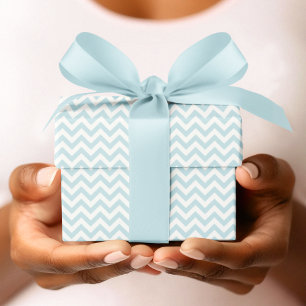 Baby blue och vit Chevron Rand Baby Shower Presentpapper