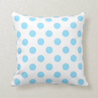 Baby blue och vita polka dots kudde