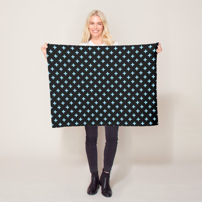 Baby blue polka kor på svart fleecefilt (På plats)