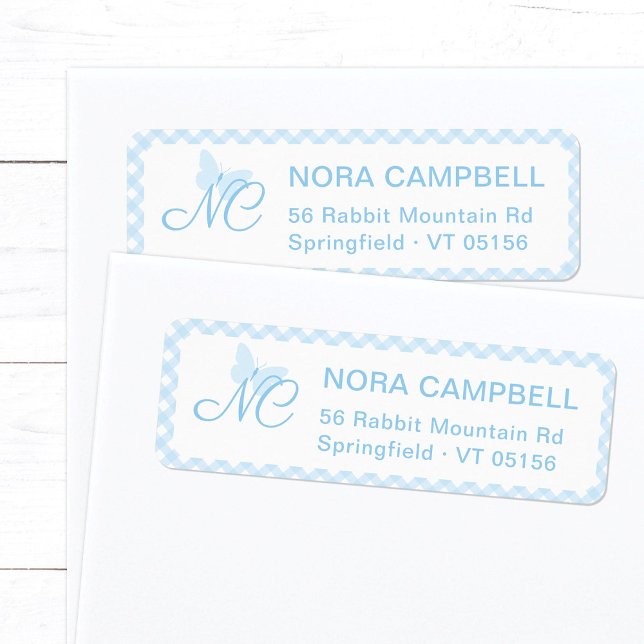 Baby blue Returadress för Cute Butterfly Initialer Etikett (Elegant butterfly monogram return address label in baby blue with a gingham checks background.)