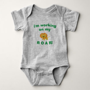 Baby Bodykostym, jag jobbar på min ROAR! T Shirt