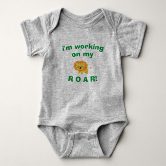 Baby Bodykostym, jag jobbar på min ROAR! T Shirt