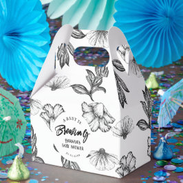 Baby breder ut sig genom att ta hem Gothic Flower Presentaskar