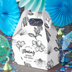 Baby breder ut sig genom att ta hem Gothic Flower Presentaskar