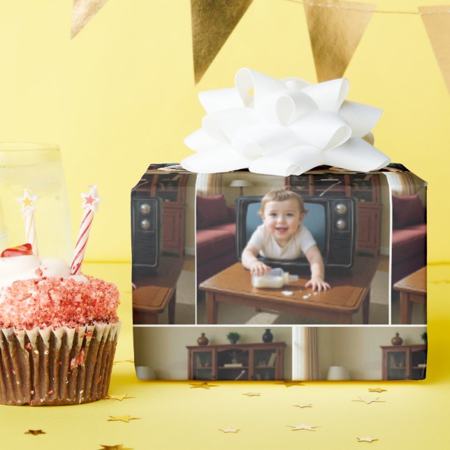 Baby Crawling Out of a Retro Television Presentpapper (Födelsedagsfest)