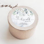 Baby dess kall utanför babyduschen runt klistermärke<br><div class="desc">Vinter Baby dess kall utanför babyduschen Classic Round Sticker. Matchande artiklar tillgängliga! Kolla samlingen!</div>