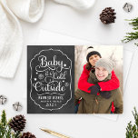 Baby dess Kall utanför Black Chalkboard-foto Julkort<br><div class="desc">"Baby är det Kall utanför" julhälsningskortet har ett vitt skript med snowflake och stjärnaccenter i ett dekorativt ram med anpassningsbarna "Warmest Önskemål" som kan vara personlig. Vintagens svarta stil-bakgrund med subtil,  rustik texturerad stil. Utformning är perfekt för foton i bröllop förlovning eller ett par första jul tillsammans.</div>