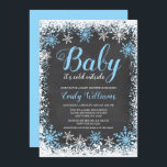 Baby dess Kall utanför Snö Winter Boy Baby Shower Inbjudningar<br><div class="desc">Trendig pojk vintern tog emot barnduschinbjudningar. Den här snyggten har ett blått och vitt snowflake gräns och ett skript-teckensnitt på en krita.</div>