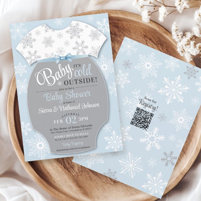 Baby dess Kall utanför snöflingans vinter-pojkvän Inbjudningar (Baby shower invitations boy, Baby It's Cold Outside winter snowflake bodysuit blue & white QR code)