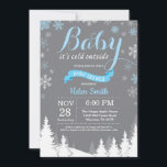 Baby dess Kall utanför Winter Blue Boy Shower Inbjudningar<br><div class="desc">Baby dess Kall utanför besöket för babyskor för vinter. Blå och vit snöflinga. Bjud in pojkbabyskor. Winter Helgdag Baby Shower Inbjudan. Grått-bakgrund. Skogsberget Woodland Träd.. Om du vill göra ytterligare anpassningar klickar du på knappen "Anpassa" och användor verktyg som är utformat för att ändra mallen.</div>
