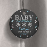 Baby Det är Kall utanför Boys Winter Baby Shower Gåvor Etiketter<br><div class="desc">Fira i stil med dessa söta och mycket trendig babydusch. Den här utformningen är enkel att anpassa med din speciella händelsetext och dina gäster blir glada när de ser dessa fantastiska märkre.</div>