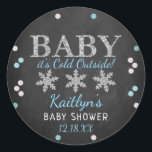 Baby Det är Kall utanför Boys Winter Baby Shower Runt Klistermärke<br><div class="desc">Fira i stil med trendigets babybollar. Utformningen är enkel att anpassa med din egen formulering och din familj och dina vänner blir glada när de ser dessa fantastiska klistermärken.</div>