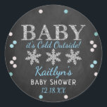 Baby Det är Kall utanför Boys Winter Baby Shower Runt Klistermärke<br><div class="desc">Fira i stil med trendigets babybollar. Utformningen är enkel att anpassa med din egen formulering och din familj och dina vänner blir glada när de ser dessa fantastiska klistermärken.</div>