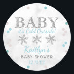 Baby Det är Kall utanför Boys Winter Baby Shower Runt Klistermärke<br><div class="desc">Fira i stil med trendigets babybollar. Utformningen är enkel att anpassa med din egen formulering och din familj och dina vänner blir glada när de ser dessa fantastiska klistermärken.</div>