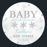 Baby Det är Kall utanför Boys Winter Baby Shower Runt Klistermärke<br><div class="desc">Fira i stil med trendigets babybollar. Utformningen är enkel att anpassa med din egen formulering och din familj och dina vänner blir glada när de ser dessa fantastiska klistermärken.</div>