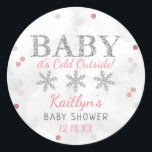 Baby Det är Kall utanför Flickor, babyskor för vin Runt Klistermärke<br><div class="desc">Fira i stil med trendigets babybollar. Utformningen är enkel att anpassa med din egen formulering och din familj och dina vänner blir glada när de ser dessa fantastiska klistermärken.</div>