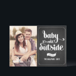 Baby Det är Kallet utanför Chalkboard-julfoto Julkort<br><div class="desc">Baby,  Kallet utanför | Skicka ditt helgdag till vänner och familj med det här anpassadet julkort. Det här helgdag har modern kalligrafi. Anpassa genom att lägga till information. Det här fotojulkortet finns i andra färg och på andra kartonger. Matchande objekt är tillgängliga.</div>