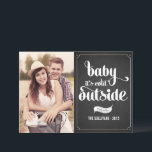 Baby Det är Kallet utanför Chalkboard-julfoto Julkort<br><div class="desc">Baby,  Kallet utanför | Skicka ditt helgdag till vänner och familj med det här anpassadet julkort. Det här helgdag har modern kalligrafi. Anpassa genom att lägga till information. Det här fotojulkortet finns i andra färg och på andra kartonger. Matchande objekt är tillgängliga.</div>