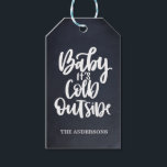 Baby Det är Kallet utanför | Kalktavla | Röd Presentetikett<br><div class="desc">Den här coolan och de festliga Juletiketterna har "baby det är kall utanför" i vit handskriven typografi på en svart bakgrund av krita. Vänd mot mönster i vitt snöflingor på en klassisk julröd bakgrund. Eventuellt tillgängligt färg</div>
