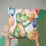 Baby Dinosaur Neutralt Personlig Birthday Kudde<br><div class="desc">Lägg till lite charm till ditt barns födelsedag med vår personlig baby dinosauer dekorativ kudde. En vacker dino omges av färgstarka ballonger! En engångsgåva som de tar hand om. Anpassa den med namn för en verkligt minnesvärd keepy! Skapar varaktiga minnen bara för dig från Mitt Baby Boutique!</div>