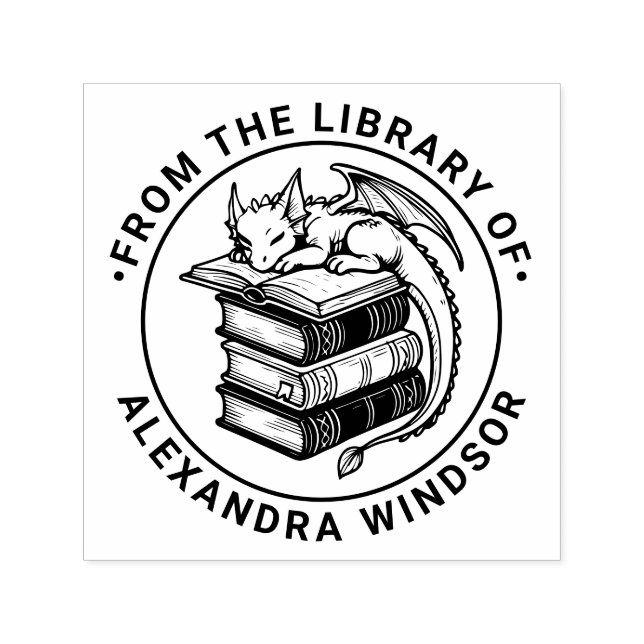 Baby Dragon Spipande vid Bok Stack Bibliotek Namn Självfärgande Stämpel (Design)