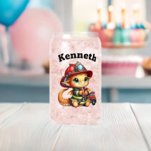 Baby drake spelar i brandmansredskap