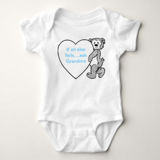 Baby ett biet under skjortan t-shirt