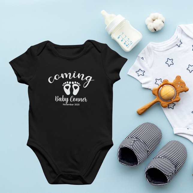 Baby Feet-meddelande förfallodatum Namn T Shirt (Skapare uppladdad)