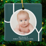 Baby First jul Photo Grönt Julgransprydnad Keramik<br><div class="desc">Den här snyggten dekoreras Baby första jul Photo Ornament med ord JOY i vitt på en terracotta bakgrund. Anpassade enkelt med ditt foto och namn. Lämplig för en pojke eller flicka.</div>