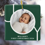 Baby First jul Photo Keepsaké Grönt Julgransprydnad Keramik<br><div class="desc">I snyggt dekoreras Baby första julfoto Ornament med ord JOY i modern typografi på gräsets grönt. Anpassade enkelt med ditt foto,  namn och år. Gör en speciell gåva till mor- och farföräldrar,  moster och unkler.</div>