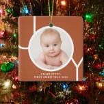 Baby First jul Terracotta Photo Julgransprydnad Keramik<br><div class="desc">Den här snyggten dekoreras Baby första jul Photo Ornament med ord JOY i vitt på en terracotta bakgrund. Anpassade enkelt med ditt foto och namn.</div>