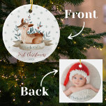 Baby First jul Watercolor Woodland Hjort Julgransprydnad Keramik<br><div class="desc">Märk den glada tillfälle på din lilla juls allra första jul med vår Baby Första jul Watercolor Woodland Hjort Ceramic Ornament. Denna elegant är ett vackert minne av denna speciella milstolpe. Utsidan av prydnadsämnet har en utsökt vattenfärgning som skildrar en mjuk hjort som är försedd med grön och bär. Under...</div>