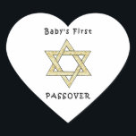 Baby First Passover Hjärtformat Klistermärke<br><div class="desc">Firar baby första passerande med jewant star och matzoh-gåvor till judeönskans helgdagar och baby kläder till sädessätet.</div>