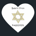 Baby First Passover Hjärtformat Klistermärke<br><div class="desc">Firar baby första passerande med jewant star och matzoh-gåvor till judeönskans helgdagar och baby kläder till sädessätet.</div>